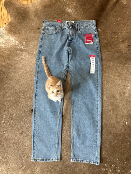 Size 32 x 32 Traditinal Straight Levi Jeans NWT (kitten not included)